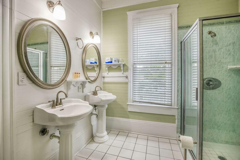 Bed & Breakfast Coombs Inn And Suites