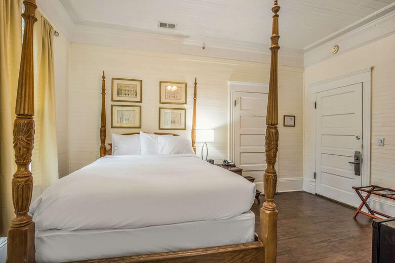 Bed & Breakfast Coombs Inn And Suites