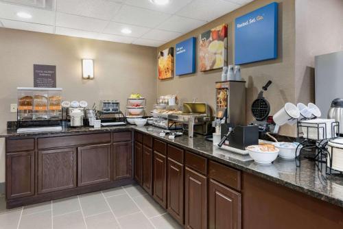 Holiday Inn Express Hotel & Suites Newark-heath