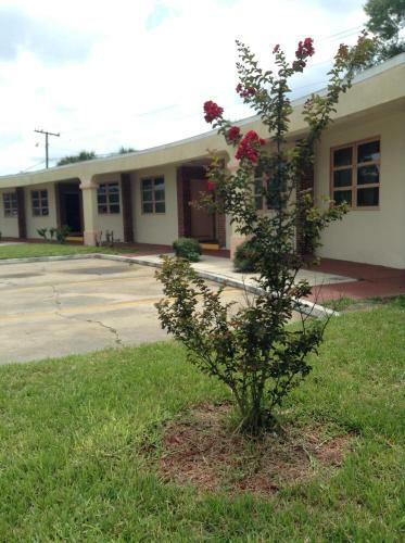 Nassau Holiday Motel