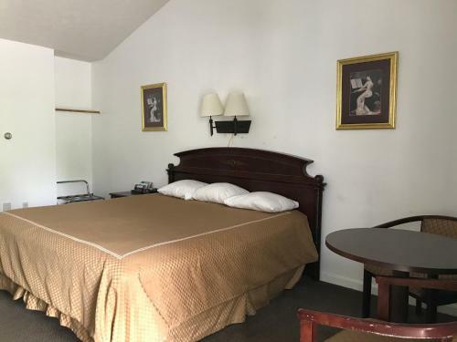 Exit 5 Motel & Cottages