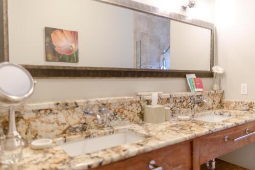 Hotel Whale Cove Inn