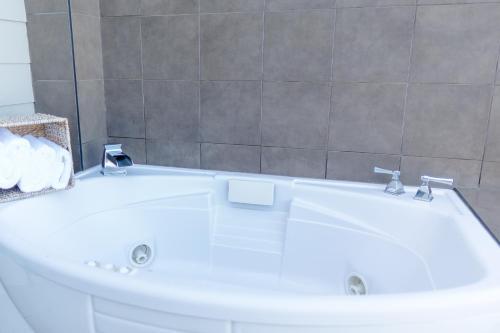 Hotel Whale Cove Inn