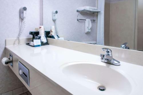 Hotel Econolodge Inn & Suites