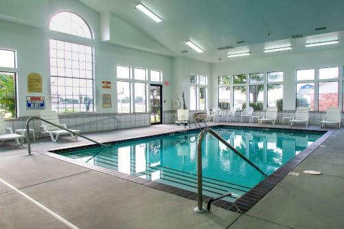 Hotel Econolodge Inn & Suites