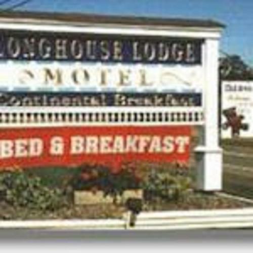 Longhouse Lodge Motel