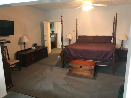 Longhouse Manor B&B