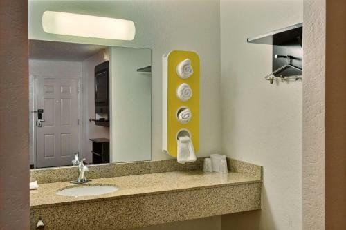 Motel 6 Tewksbury