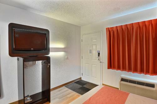 Motel 6 Tewksbury