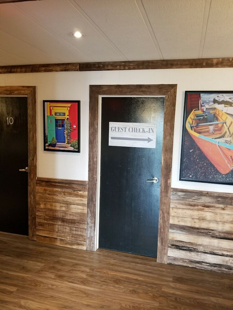 Motel Edge Of The Avalon Inn