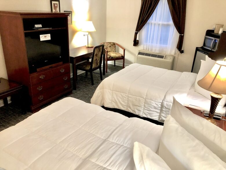 Hotel Bicentennial Inn