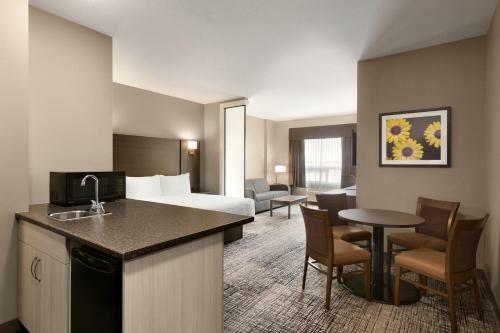 Hotel Days Inn & Suites By Wyndham Warman Legends Centre