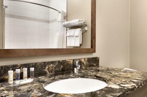 Hotel Days Inn & Suites By Wyndham Warman Legends Centre
