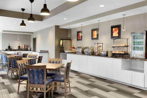 Hotel Days Inn & Suites By Wyndham Warman Legends Centre