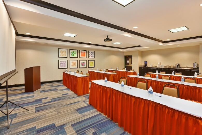 Holiday Inn Express Hotel & Suites Warminster-doylestown