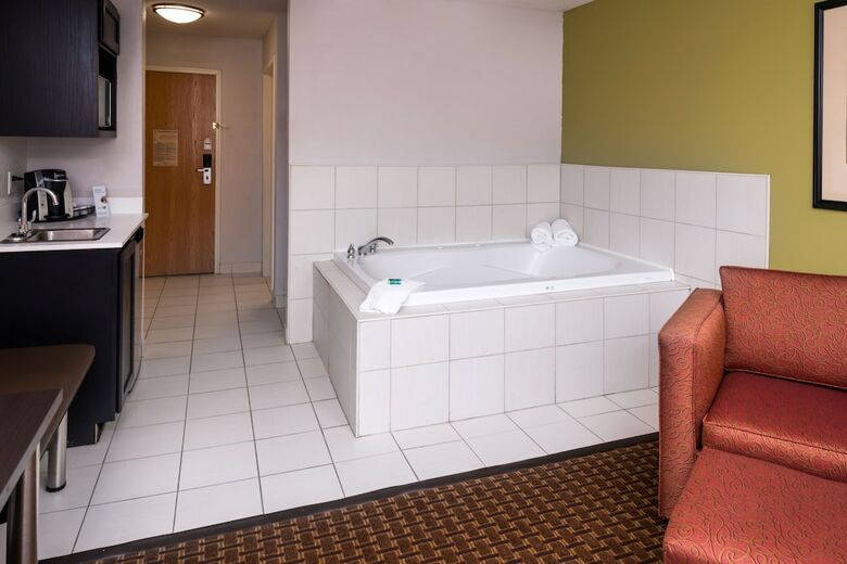 Holiday Inn Express Hotel & Suites Bucyrus
