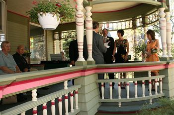 Estabrook House Bed And Breakfast