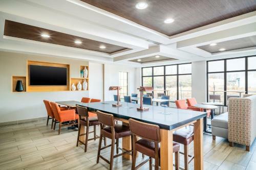 Holiday Inn Express Hotel & Suites Tappahannock