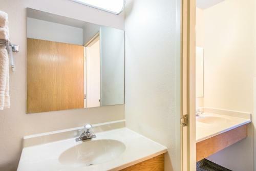 Hotel Super 8 By Wyndham West Middlesex/sharon Area
