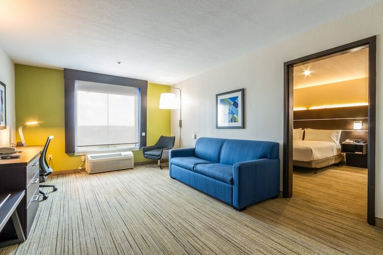 Holiday Inn Express Hotel & Suites Hearne