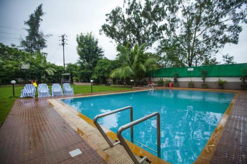 Hotel Lonavala - Under The Over - A Sterling Holiday Resort