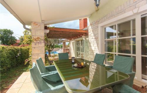 Four-bedroom Holiday Home In Golubovo