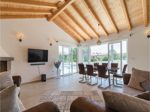 Five-bedroom Holiday Home In Medulin