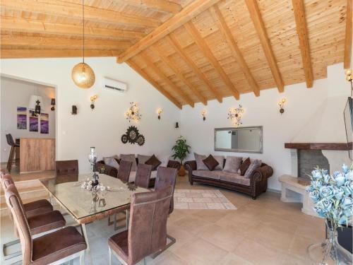 Five-bedroom Holiday Home In Medulin