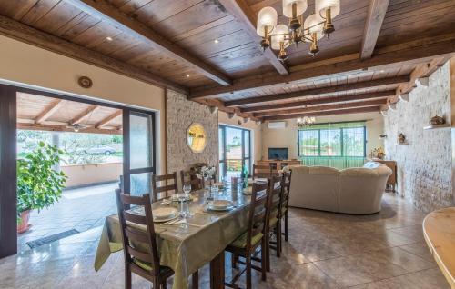 Hostal E-m Apartments With Private Pool