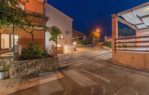 Hostal E-m Apartments With Private Pool