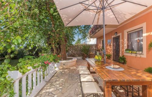 Hostal E-m Apartments With Private Pool