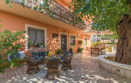 Hostal E-m Apartments With Private Pool