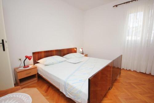 Apartments By The Sea Pisak (omis) - 7570