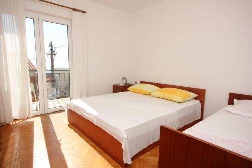 Apartments By The Sea Pisak (omis) - 7570
