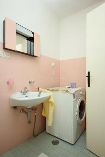 Apartments By The Sea Pisak (omis) - 7570