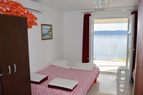 Apartments With A Parking Space Pisak (omis) - 4281