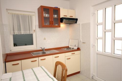 Apartments By The Sea Pisak (omis) - 4815