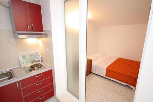 Apartments By The Sea Pisak (omis) - 4815