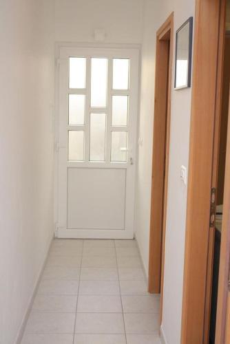 Apartments By The Sea Pisak (omis) - 4815