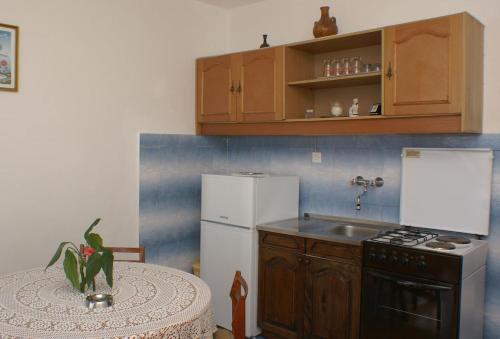 Apartments By The Sea Pisak (omis) - 2742