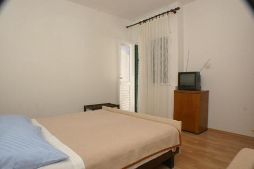 Apartments By The Sea Pisak (omis) - 2742