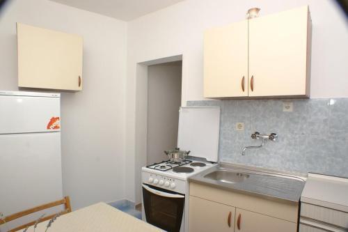 Apartments By The Sea Pisak (omis) - 2742