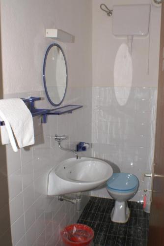 Apartments By The Sea Pisak (omis) - 2742