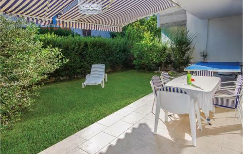 Three-bedroom Apartment In Mravince