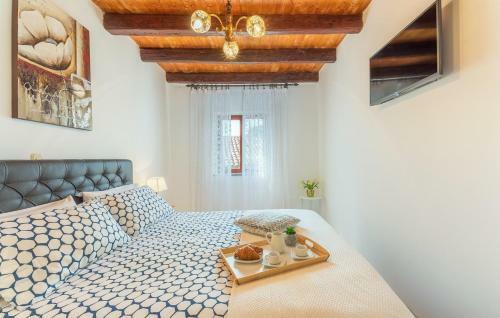 Comfortable Villa Kris With Pool In Mrgani