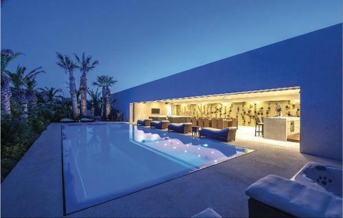 Six-bedroom Holiday Home In Murter