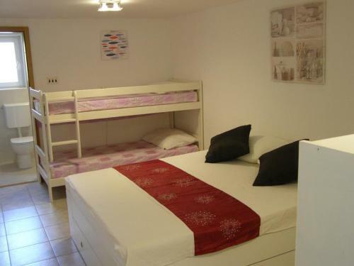 Family Friendly Seaside Apartments Preko (ugljan) - 8232