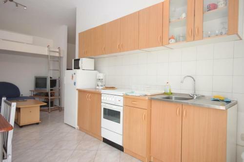 Family Friendly Seaside Apartments Preko (ugljan) - 8232