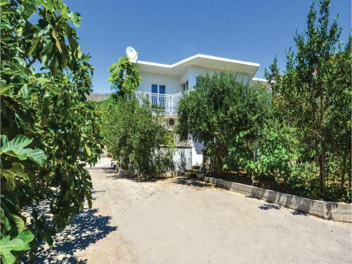 Two-bedroom Apartment In Podstrana