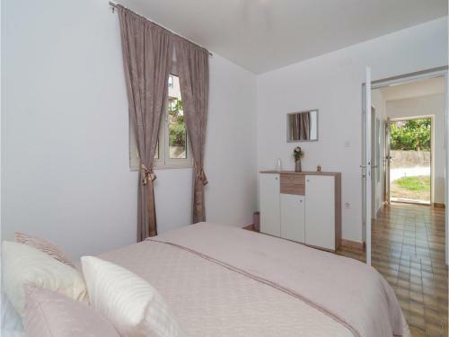 Two-bedroom Holiday Home In Podstrana